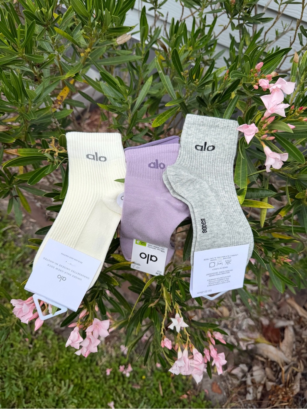 ALO Yoga 3-Pack Crew Socks in cream, Gray, Lavender - Picture 6 of 13